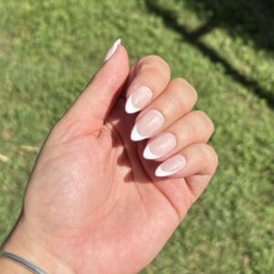 press on nails faits sur mesure french manucure classique amande S