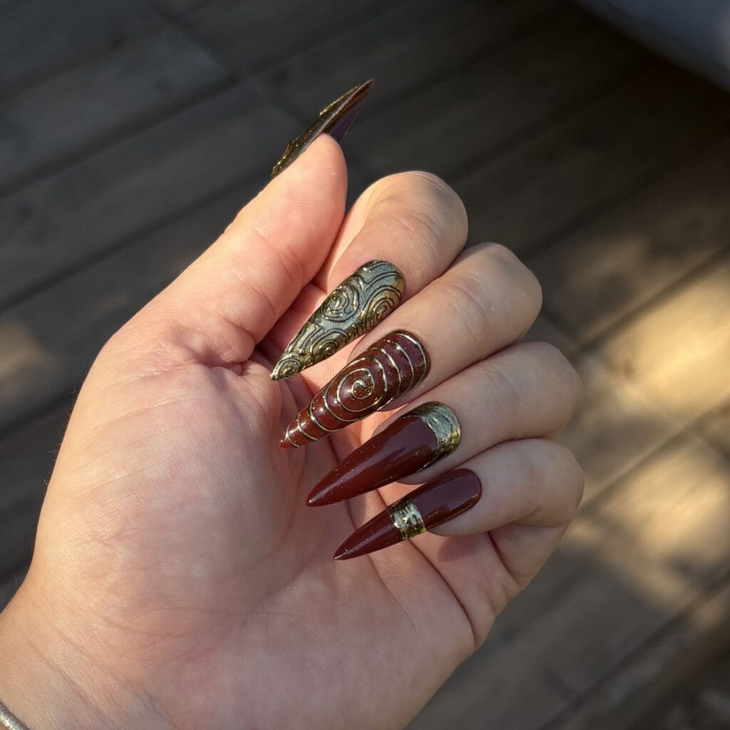 set de press on nails ambre forme stiletto L marron et doré
