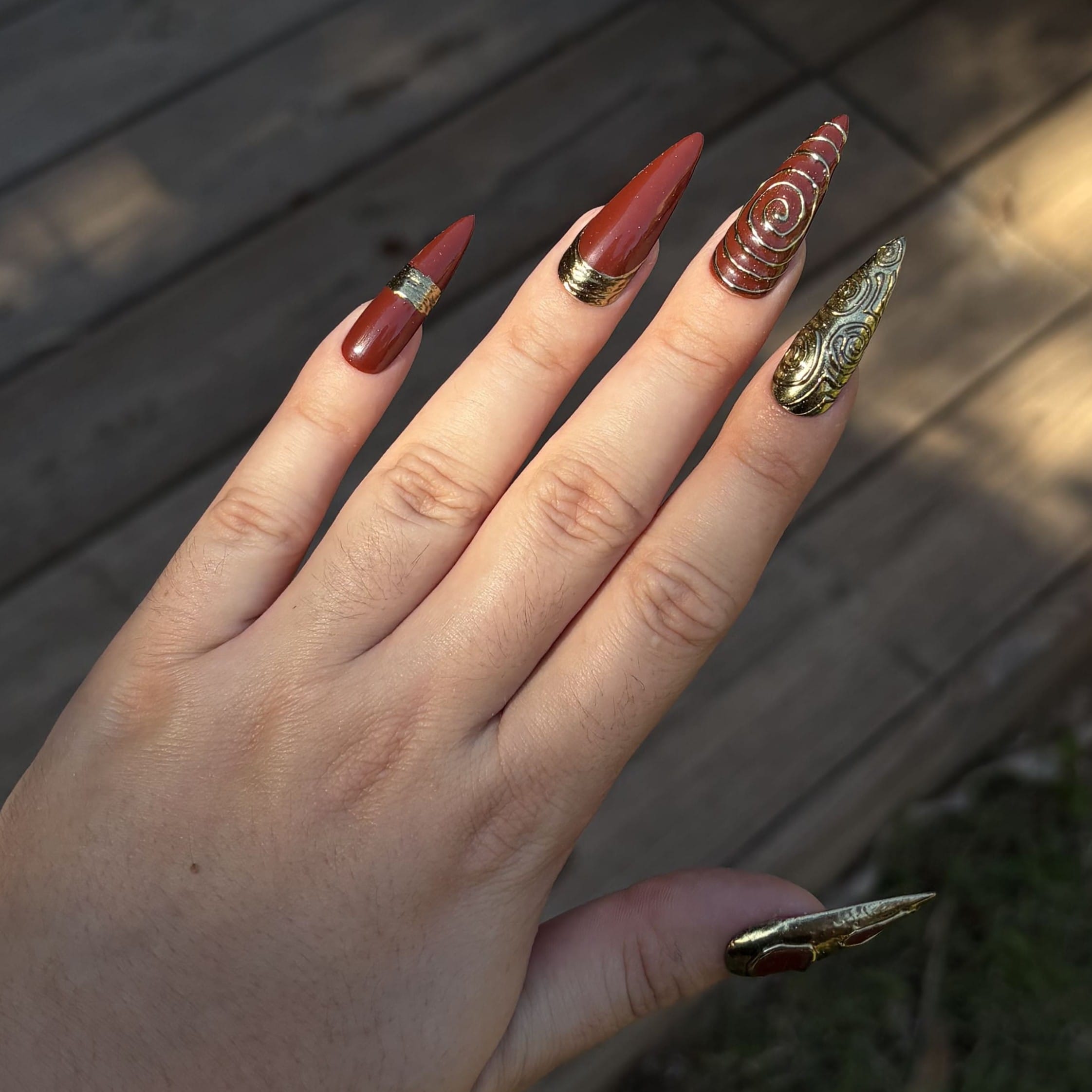 press on nails ambre faux ongles forme stiletto L marron et doré