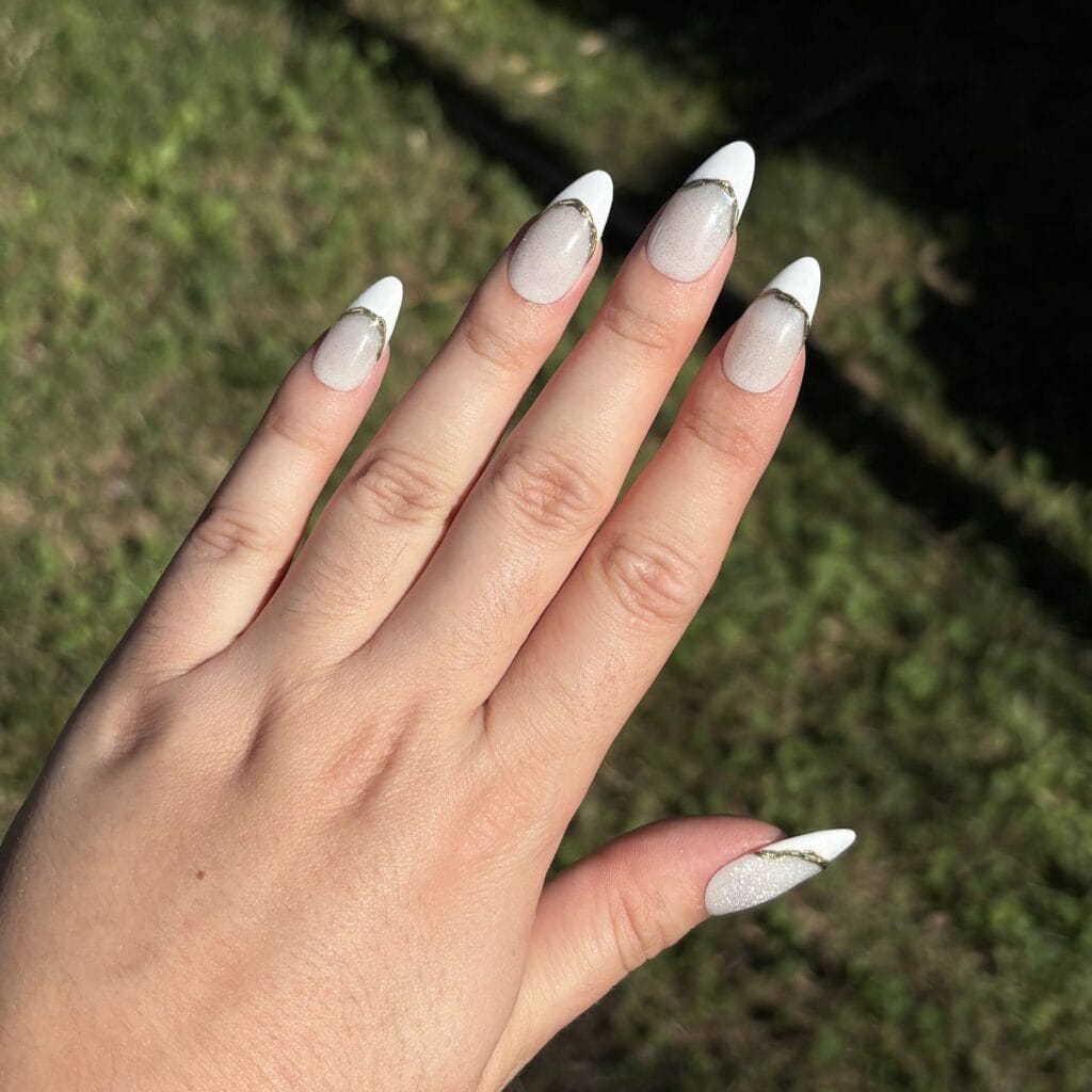 press on nails aurore faux ongles french cat eyes forme amande M blanc et doré