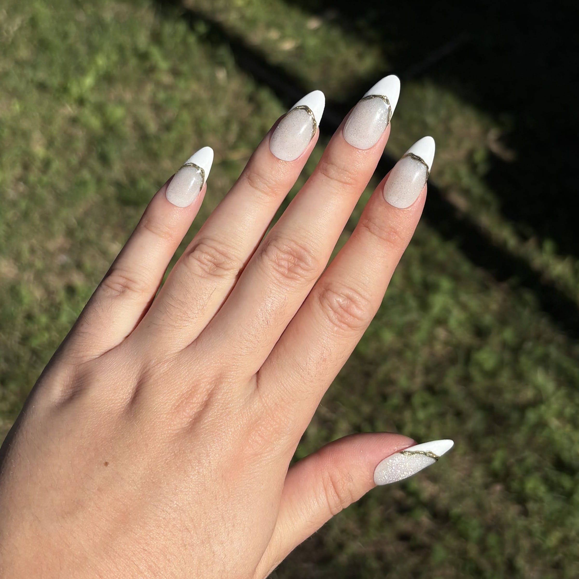 press on nails aurore faux ongles french cat eyes forme amande M blanc et doré