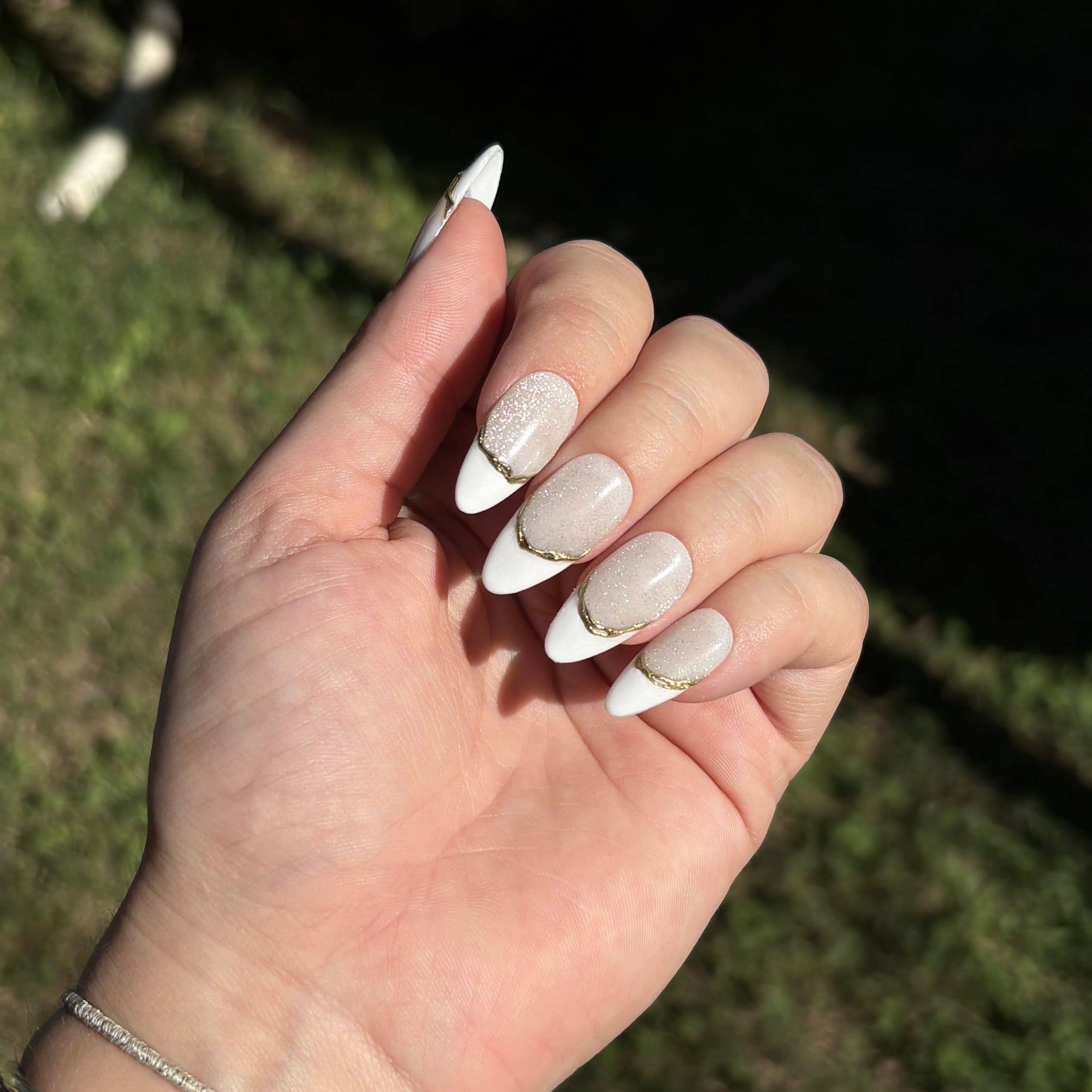 set de press on nails aurore faux ongles cat eyes et french forme amande M blanc et doré