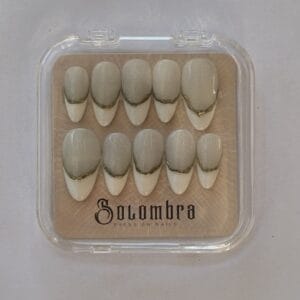 boite de rangement press on nail aurore faux ongles forme amande M cat eyes et french blanche et doré