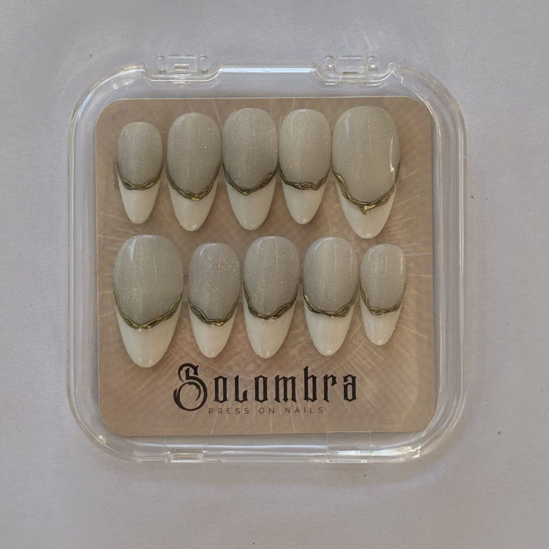 boite de rangement press on nail aurore faux ongles forme amande M cat eyes et french blanche et doré
