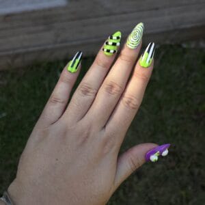 set de press on nails halloween faux ongles Beetljuice amande M vert fluo et violet et 3d