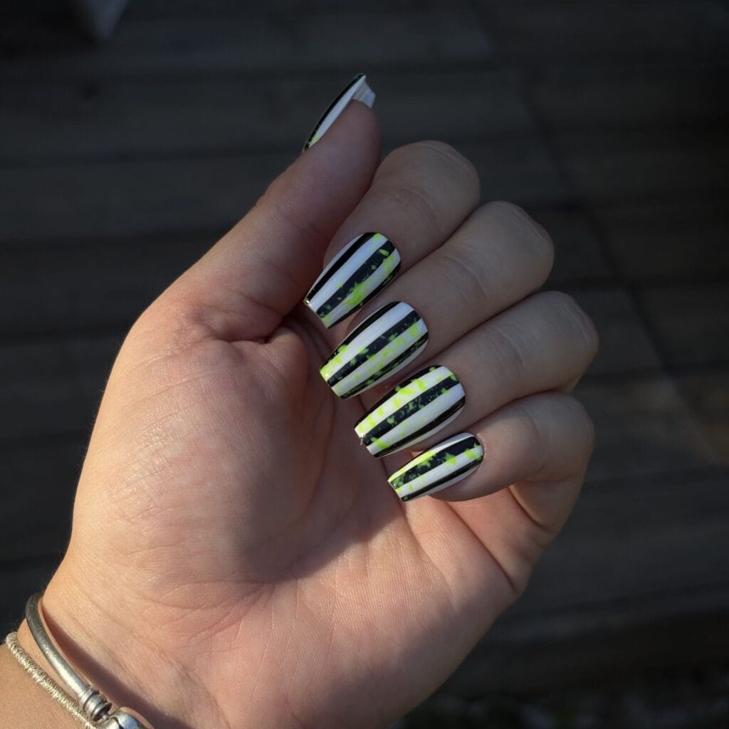 press on nails Beetlejuice Beetlejuice faux ongles halloween ballerine S blanc noir et vert