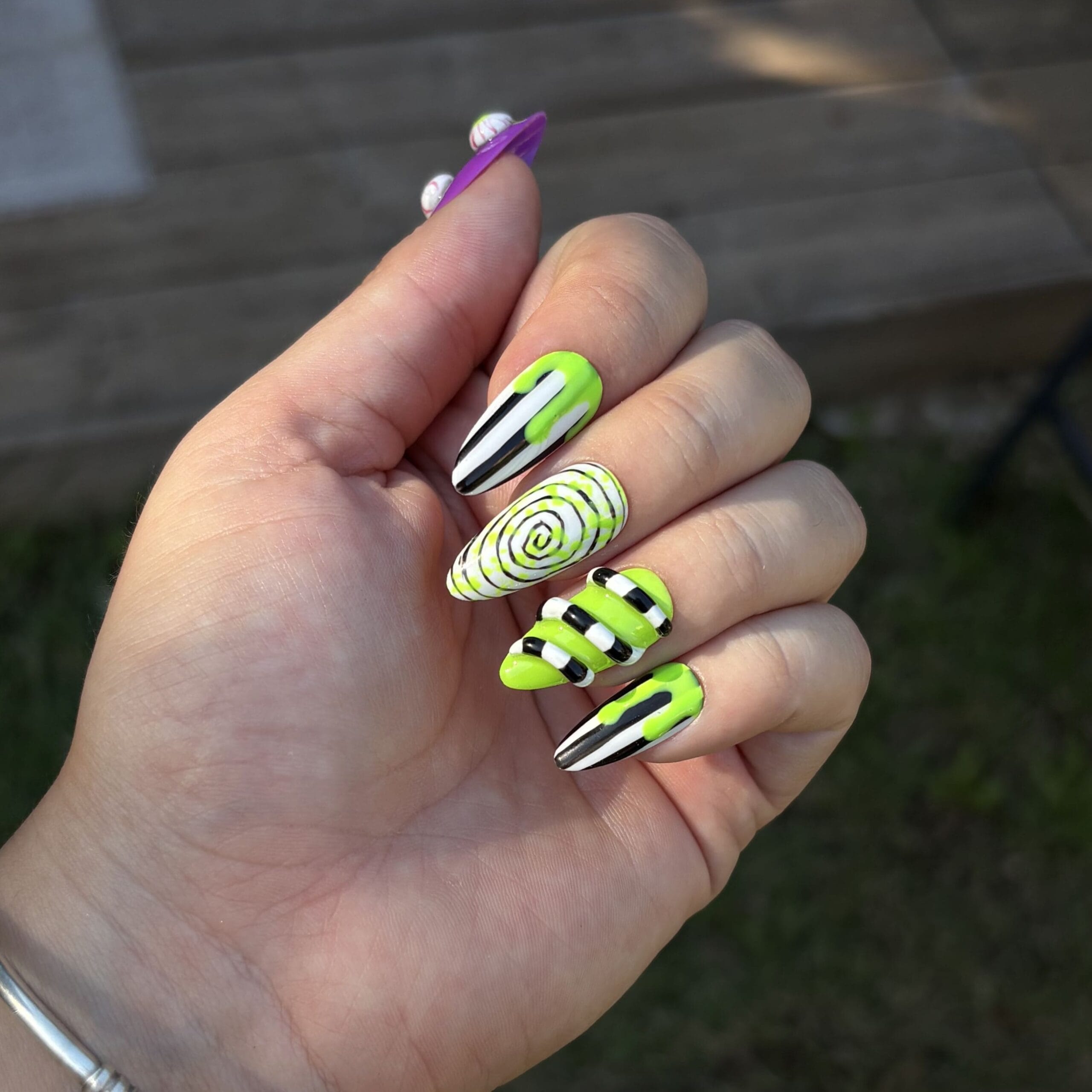 press on nails Beetlejuice faux ongle halloween amande M vert fluo violet et 3d