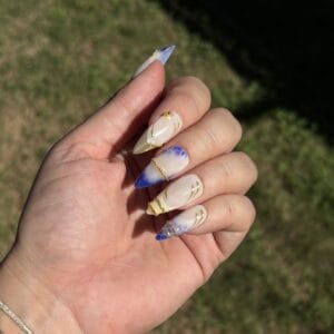 Press on nail cleo faux ongles forme stiletto m jaune bleu et doré