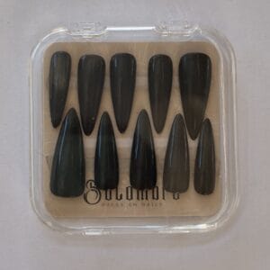 boite de rangement press on nails icone faux ongles louboutin forme stiletto L rouge et noir