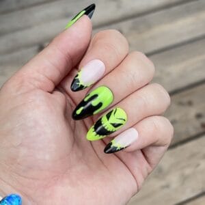 Press on nails d'halloween Oogie Boogie l'étrange noël de monsieur jack faux ongles vert fluo et noir amande m